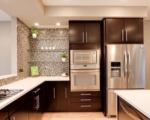 tủ lạnh bên cạnh các thiết bị lò nướng tối thiểu - 33 Quy tắc và Mẹo Phong thủy Nhà bếp – Vị trí, Bếp lò và Khái niệm cơ bản