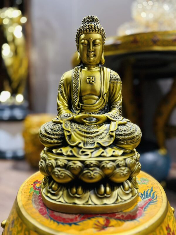 Phật Tổ áo gấm hoa văn ngự sen đài